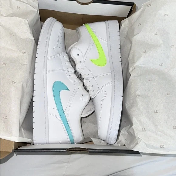 AIR JORDAN 1 LOW
WHITE/MULTI-COLOR-LIGHT AQUA
BLANC/COULEUR MULTIPLE Jordan 1 Low  main image 2